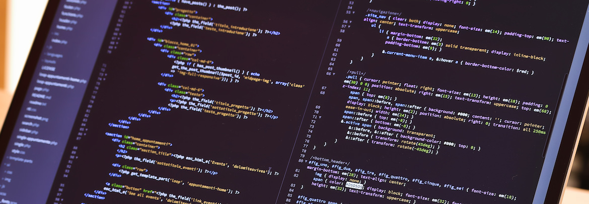 Porzione di codice HTML e SCSS durante lo sviluppo PSD to HTML